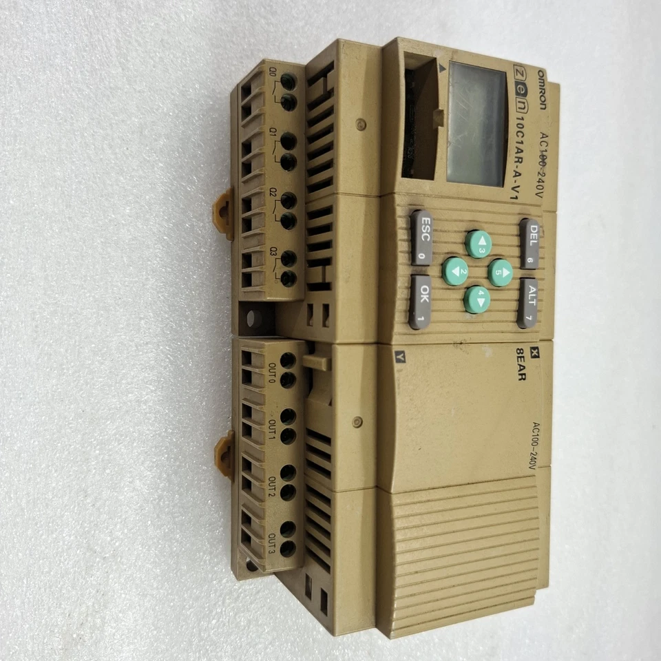 OMRON ZEN 10C1AR-A-V1 WITH ZEN-8EAR IN/OUT UNIT (LOW VISIBILITY ON DISPLAY)